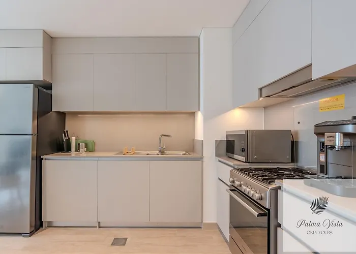 2 Bedroom Modern Corner Unit At Dch