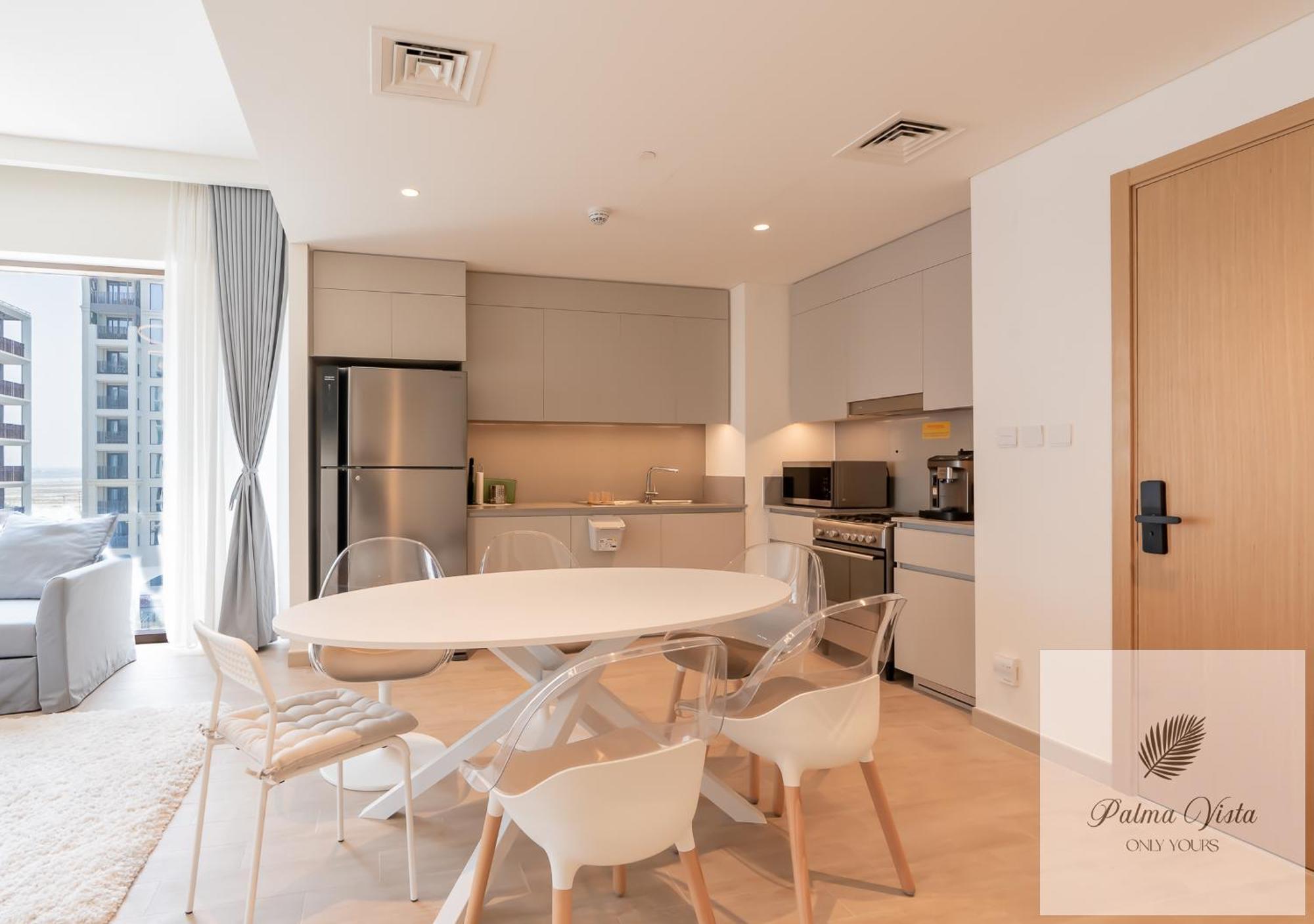 2 Bedroom Modern Corner Unit At Dch Apartment *