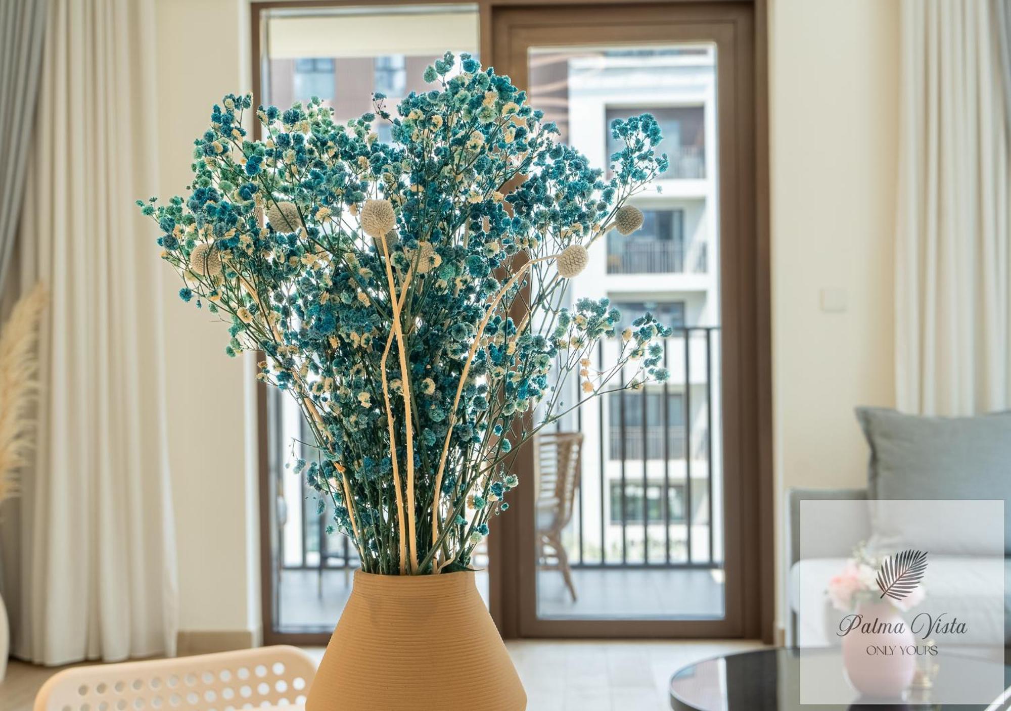 2 Bedroom Modern Corner Unit At Dch Apartment *