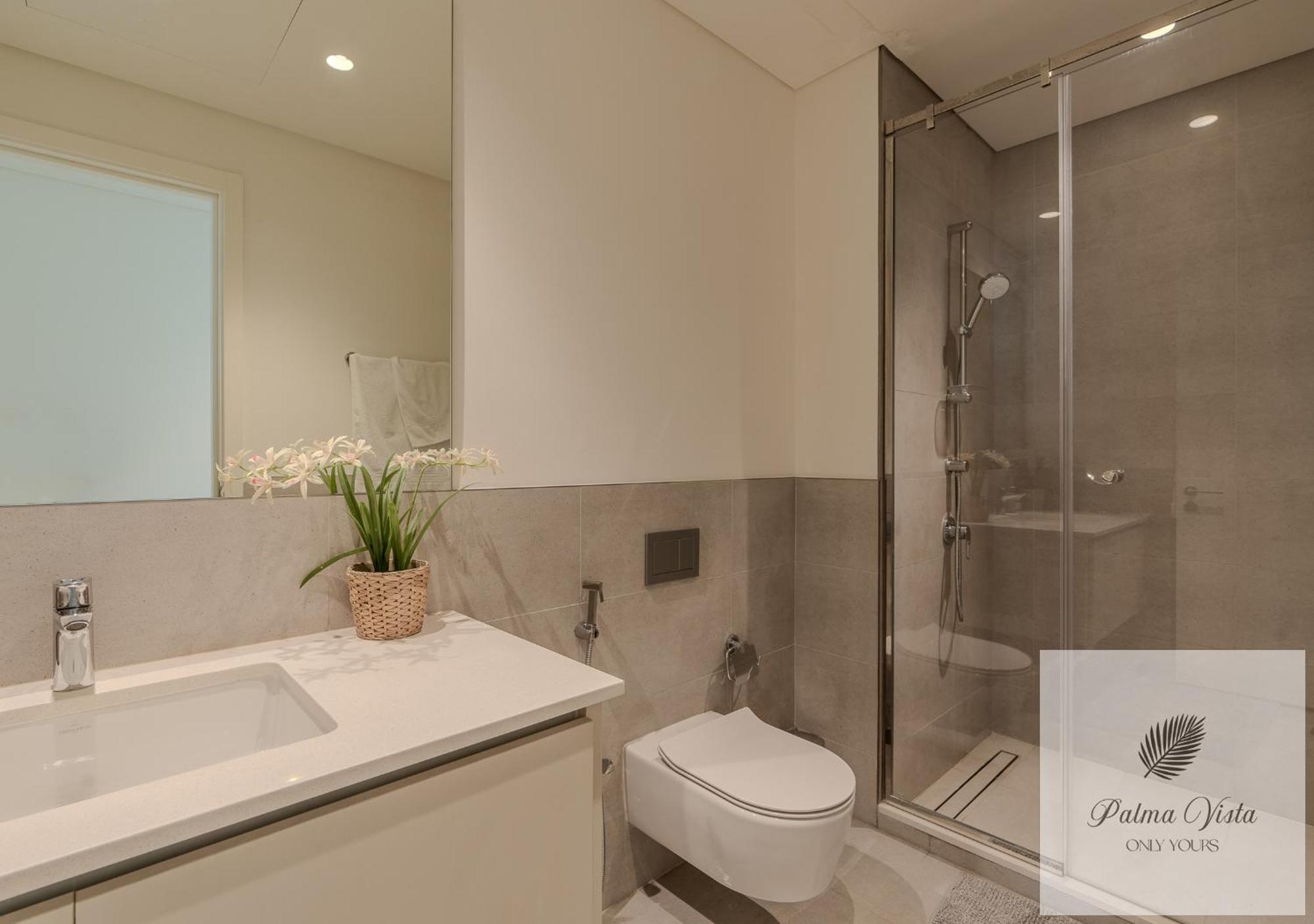 2 Bedroom Modern Corner Unit At Dch Apartment *